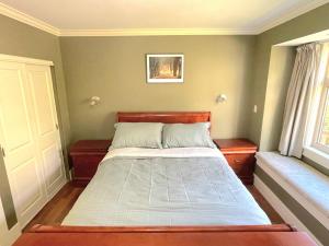 Säng eller sängar i ett rum på Elegant, Sunny Modern Home with Skylights - Kitsilano, Vancouver