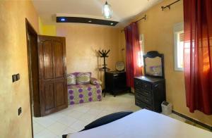 - une chambre avec un lit et une commode dans l'établissement Modern Moroccan apartment near the beach in Safi, à Safi