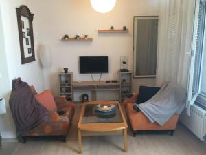 ザヴァラティサにあるApartments with WiFi Zavalatica, Korcula - 9145のリビングルーム(椅子2脚、コーヒーテーブル付)