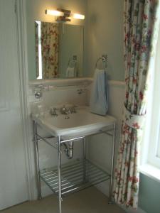 La salle de bains est pourvue d'un lavabo et d'un miroir. dans l'établissement Stoneborough House B&B, à Budleigh Salterton