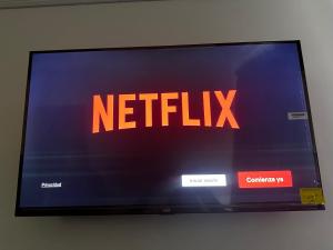 un écran de télévision avec le signe Netflix dessus dans l'établissement Hotel Artistico, à Bogotá