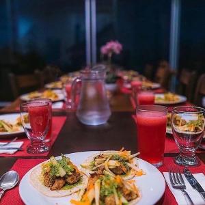 un lungo tavolo con piatti di cibo e bevande di Hotel Finca 360 a Marsella