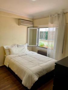 Un dormitorio con una cama grande y una ventana en Apartamento Las Perseidas, en Zaragoza