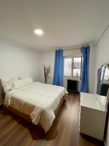 Un dormitorio con una cama grande y una ventana en Apartamento Las Perseidas, en Zaragoza