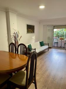 sala de estar con mesa y sofá en Apartamento Las Perseidas, en Zaragoza