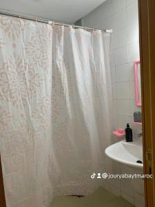uma casa de banho com uma cortina de chuveiro e um lavatório em Sidi rahel em Casablanca