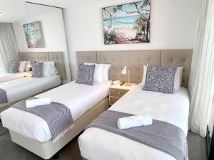 Uma cama ou camas num quarto em Oracle 28th floor Tower 2 Ocean views! - GC Getaways