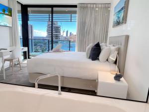 Uma cama ou camas num quarto em Oracle 28th floor Tower 2 Ocean views! - GC Getaways