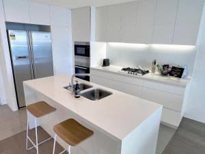 A cozinha ou kitchenette de Oracle 28th floor Tower 2 Ocean views! - GC Getaways