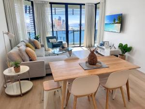 un soggiorno con tavolo e divano di Oracle 28th floor Tower 2 Ocean views! - GC Getaways a Gold Coast