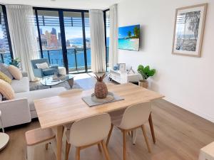 Uma área de estar em Oracle 28th floor Tower 2 Ocean views! - GC Getaways