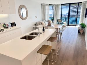Uma área de estar em Oracle 28th floor Tower 2 Ocean views! - GC Getaways