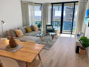 Uma área de estar em Oracle 28th floor Tower 2 Ocean views! - GC Getaways
