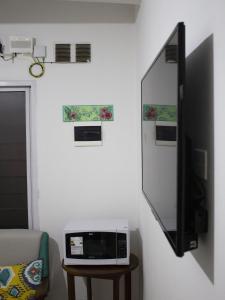 un salon avec une télévision et un four micro-ondes dans l'établissement Fica à vontade, à San Salvador de Jujuy