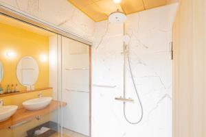 a bathroom with a shower and a sink at AWAUMI　富士・河口湖リゾート in Fujikawaguchiko