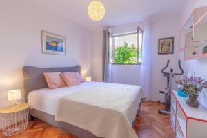 Posteľ alebo postele v izbe v ubytovaní Apartments by the sea Podstrana, Split - 15963