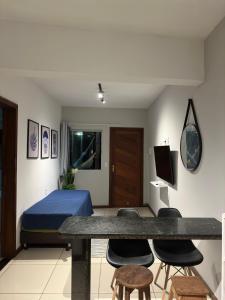 Schlafzimmer mit einem Bett, einem Tisch und Stühlen in der Unterkunft Pituba Ville - Ap 1 - 2 Quartos in Itacaré