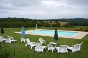 Bazen v nastanitvi oz. blizu nastanitve Spacious and beautifully situated gite with large pool and lots of privacy