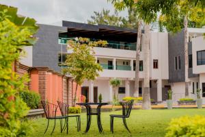 Una mesa y sillas frente a un edificio. en Hotel La Querencia, en Río Verde