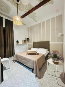 Schlafzimmer mit einem Bett, einem Tisch und Stühlen in der Unterkunft Casa la cava in Taranto