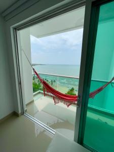 ein Fenster mit einer Hängematte und Meerblick in der Unterkunft Apartamento nuevo con vista al mar in Coveñas