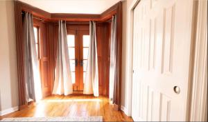 pusty pokój z drzwiami i oknem w obiekcie Stay Rafa At 259 w Filadelfii