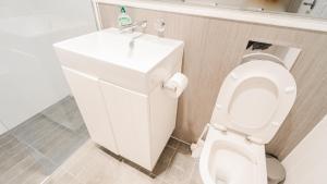 Ένα μπάνιο στο Rousehill 4Br house close to Train&Shopping&Parks +8 φωτογραφίες