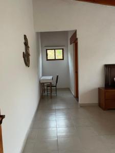 a hallway with a table and a chair and a window at La casa de las luciérnagas in Godínez