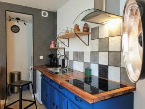 eine Küche mit einer Spüle und einer Arbeitsplatte in der Unterkunft Gîte Arronville, 2 pièces, 3 personnes - FR-1-649-15 