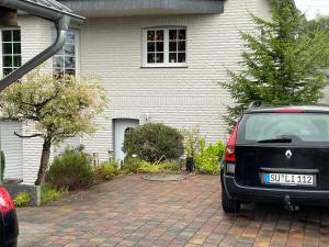 a black car parked in front of a house at Büchling FEWO in Königswinter