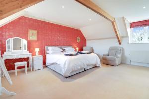 1 dormitorio con cama, escritorio y silla en Wallingbrook Lodge en Chulmleigh