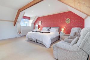 Wallingbrook Lodge في Chulmleigh: غرفة نوم بسرير كبير وأريكة