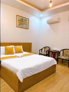 Tempat tidur dalam kamar di Hoàng Lộc Phát Hotel