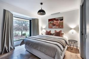 Leonards Hill的住宿－Leonards Hill House - Daylesford Region，一间卧室设有一张大床和一个窗户。