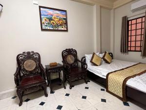um quarto com 2 camas e 2 cadeiras em MERU em Ho Chi Minh