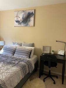 een slaapkamer met een bed en een bureau naast een tafel bij Adaora's Oasis private room in Millersville