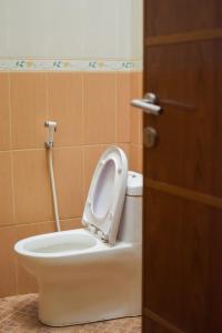 - des toilettes avec un siège dans la salle de bains dans l'établissement Vila murah di dekat kawasan wisata lembang, à Citeureup 1