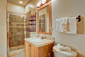 een badkamer met een toilet, een wastafel en een douche bij 5 BR Large Home - Walk to Main St - 2 Master Suites in Park City
