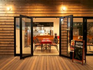 een restaurant met een tafel en stoelen in een kamer bij ＨＯＴＥＬ ＬＯＣＡＬ ＢＡＳＥ＜宮古島＞ in Miyako Island