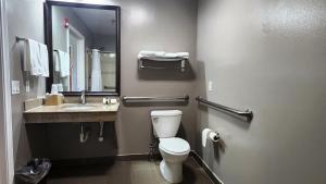 Koupelna v ubytování Motel 6-Ennis, TX