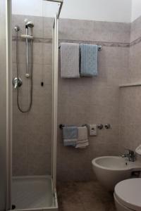 y baño con ducha, lavabo y aseo. en Hotel Nanda, en Chianciano Terme