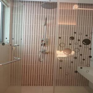 ein Bad mit einer Dusche mit einem Duschkopf in der Unterkunft Suasana Suites by Lavender Fields in Kuala Lumpur