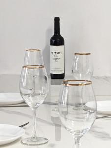 - deux verres à vin sur une table avec une bouteille de vin dans l'établissement L'Eclat - Hypercentre / Quai de Grenoble, à Grenoble