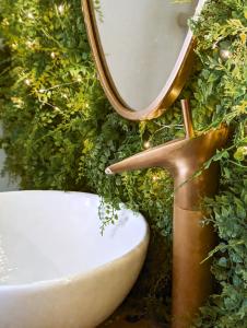 baño con lavabo y espejo en la pared en L'Eclat - Hypercentre / Quai de Grenoble en Grenoble