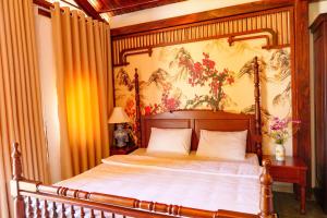 una camera da letto con un letto e un dipinto sul muro di Jun's Home 