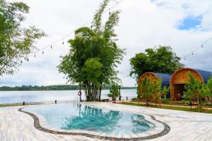 una piscina di fronte a un lago di Jun's Home 