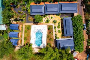 una vista aérea de un patio con piscina en Jun's Home, 
