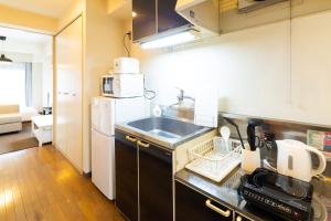 東京的住宿－Ueda Heights，一间带水槽和冰箱的小厨房