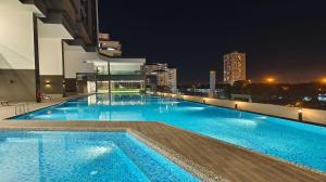 - une grande piscine au-dessus d'un bâtiment la nuit dans l'établissement Twin Tower Johor Bahru by Glex, à Johor Bahru