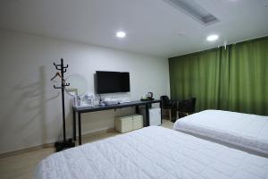 Televiisor ja/või meelelahutuskeskus majutusasutuses VIEW Hotel Geoje